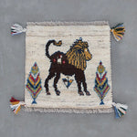 ペルシャ・シーラーズ製、ペルシャギャッベ座布団、柔らかな雰囲気のライオンモチーフ