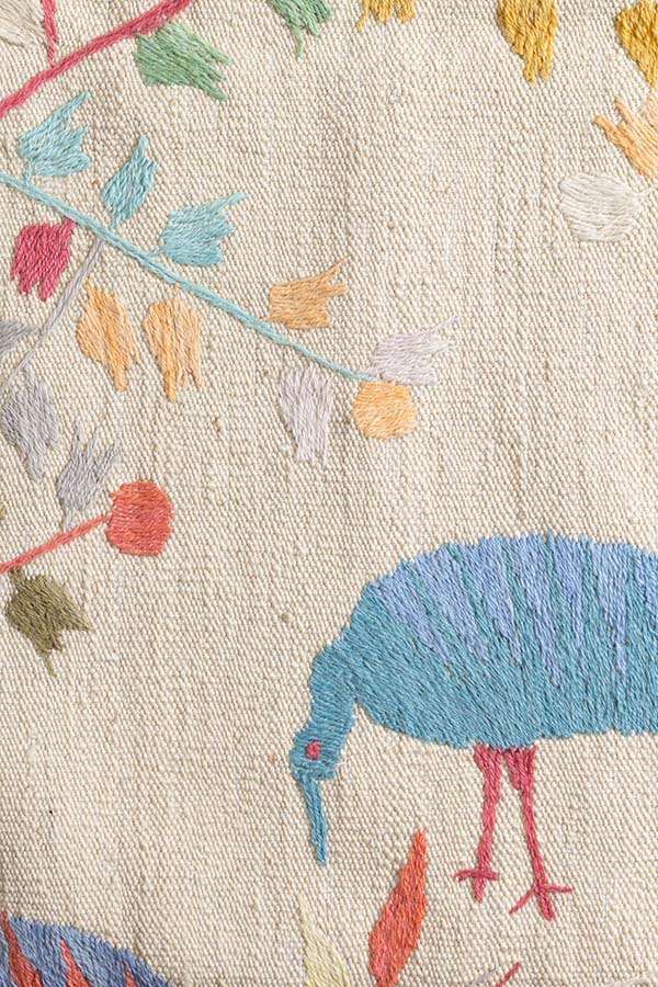 動物が刺繍されたキリム