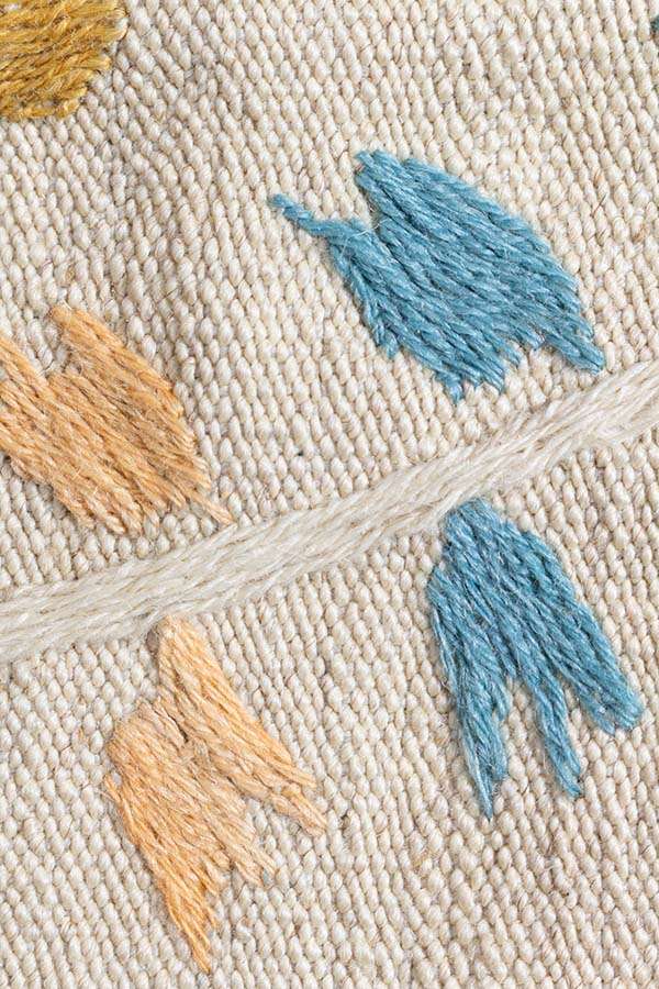 動物が刺繍されたキリム
