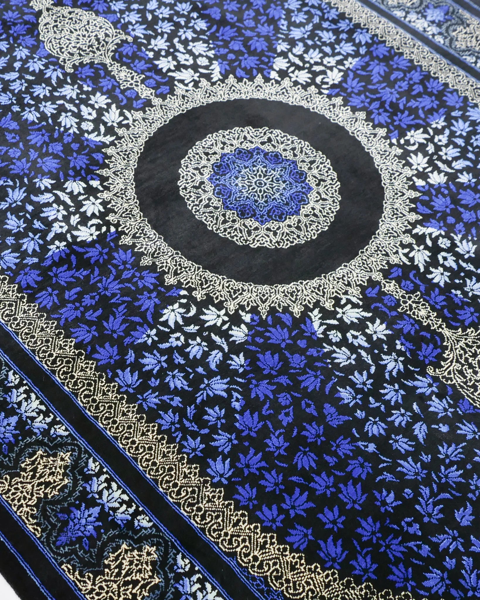 ペルシャ絨毯 クム産 カンバルザデ工房製 シルク手織りラグ(約80×120cm)青と黒のグラデーション、メダリオンとガンディール文様入り
