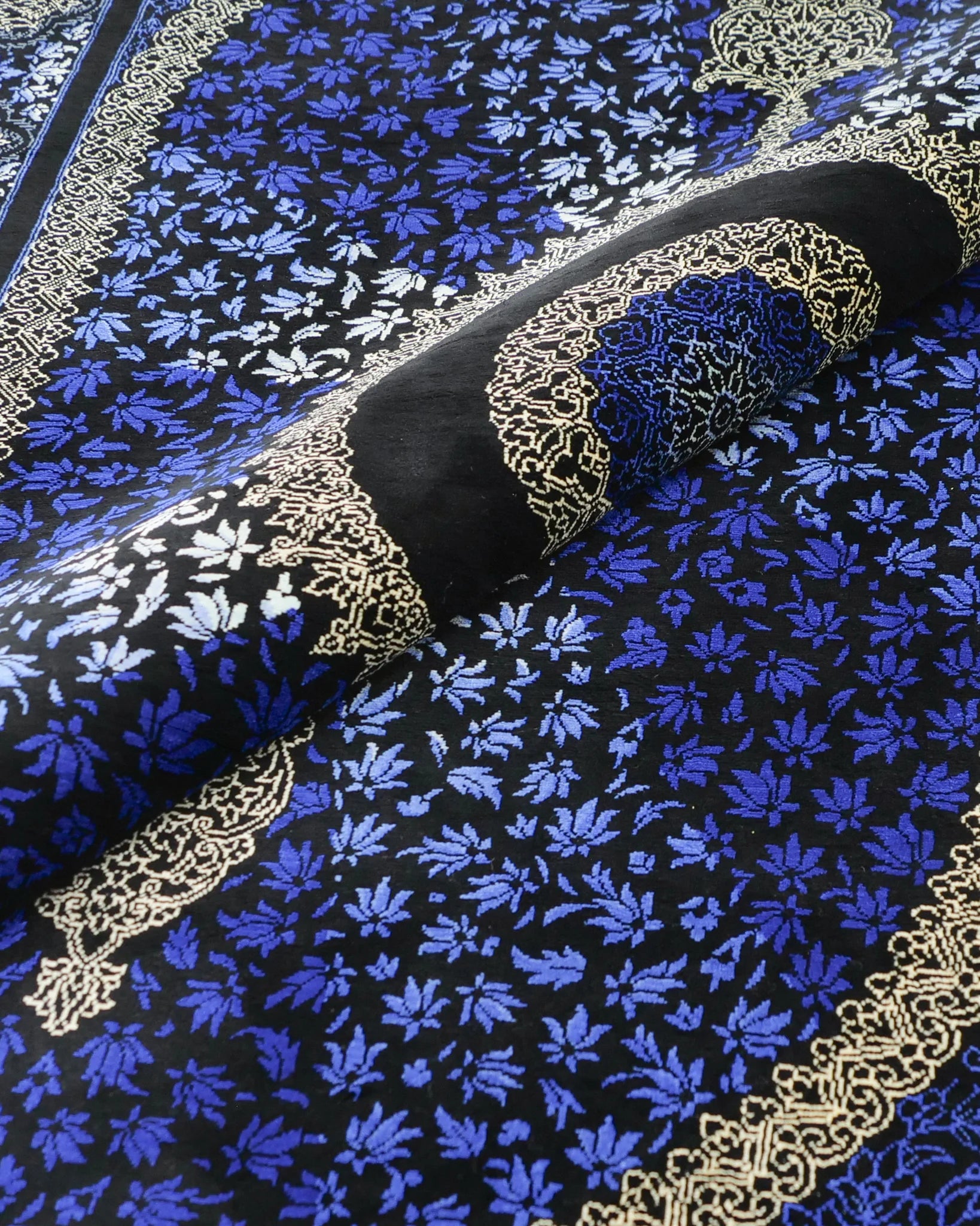 ペルシャ絨毯 クム産 カンバルザデ工房製 シルク手織りラグ(約80×120cm)青と黒のグラデーション、メダリオンとガンディール文様入り