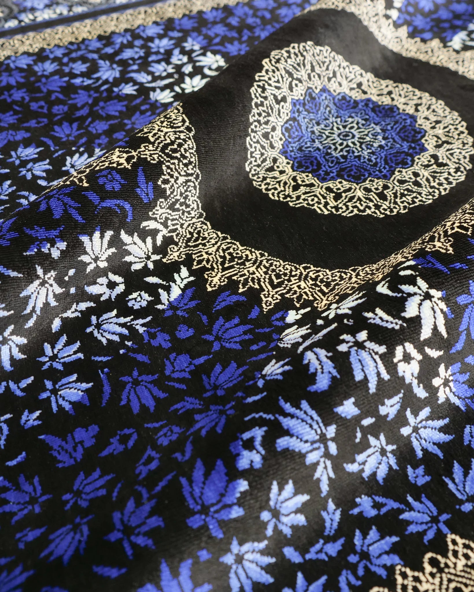 ペルシャ絨毯 クム産 カンバルザデ工房製 シルク手織りラグ(約80×120cm)青と黒のグラデーション、メダリオンとガンディール文様入り