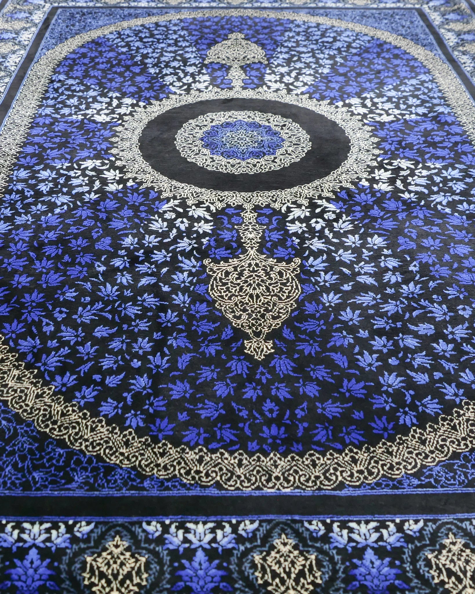ペルシャ絨毯 クム産 カンバルザデ工房製 シルク手織りラグ(約80×120cm)青と黒のグラデーション、メダリオンとガンディール文様入り