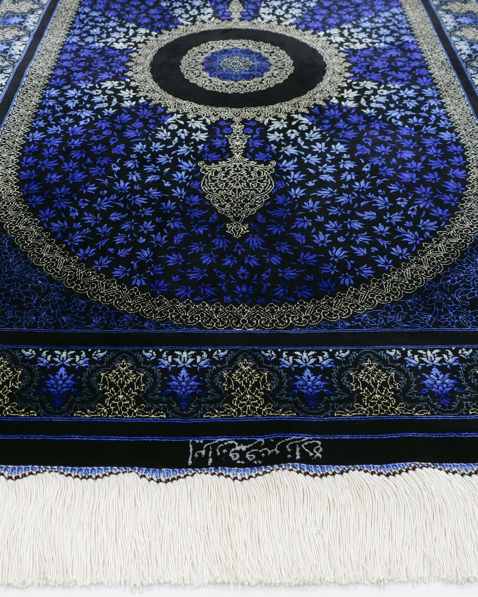 ペルシャ絨毯 クム産 カンバルザデ工房製 シルク手織りラグ(約80×120cm)青と黒のグラデーション、メダリオンとガンディール文様入り
