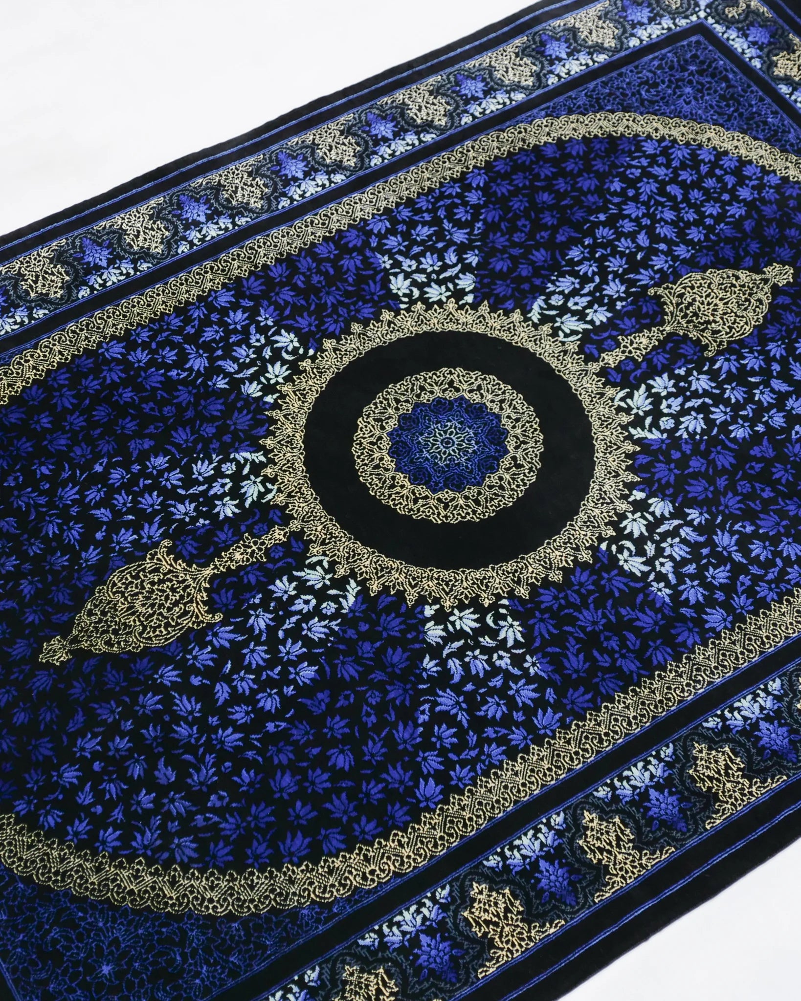 ペルシャ絨毯 クム産 カンバルザデ工房製 シルク手織りラグ(約80×120cm)青と黒のグラデーション、メダリオンとガンディール文様入り