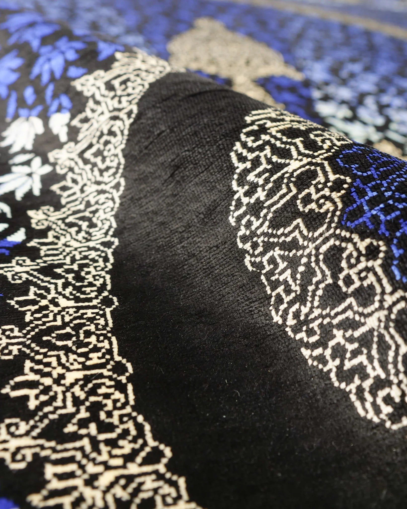 ペルシャ絨毯 クム産 カンバルザデ工房製 シルク手織りラグ(約80×120cm)青と黒のグラデーション、メダリオンとガンディール文様入り