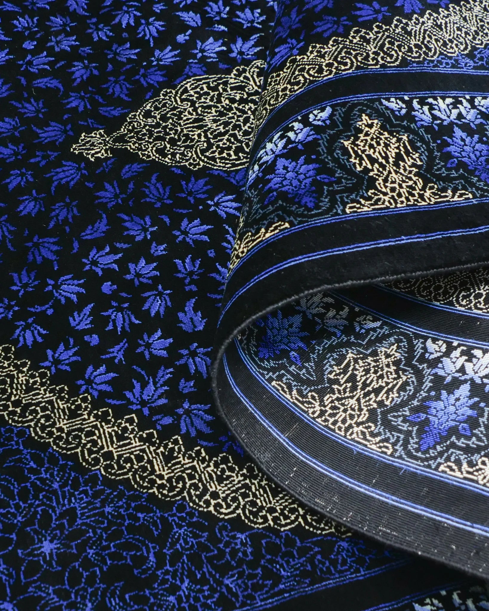 ペルシャ絨毯 クム産 カンバルザデ工房製 シルク手織りラグ(約80×120cm)青と黒のグラデーション、メダリオンとガンディール文様入り