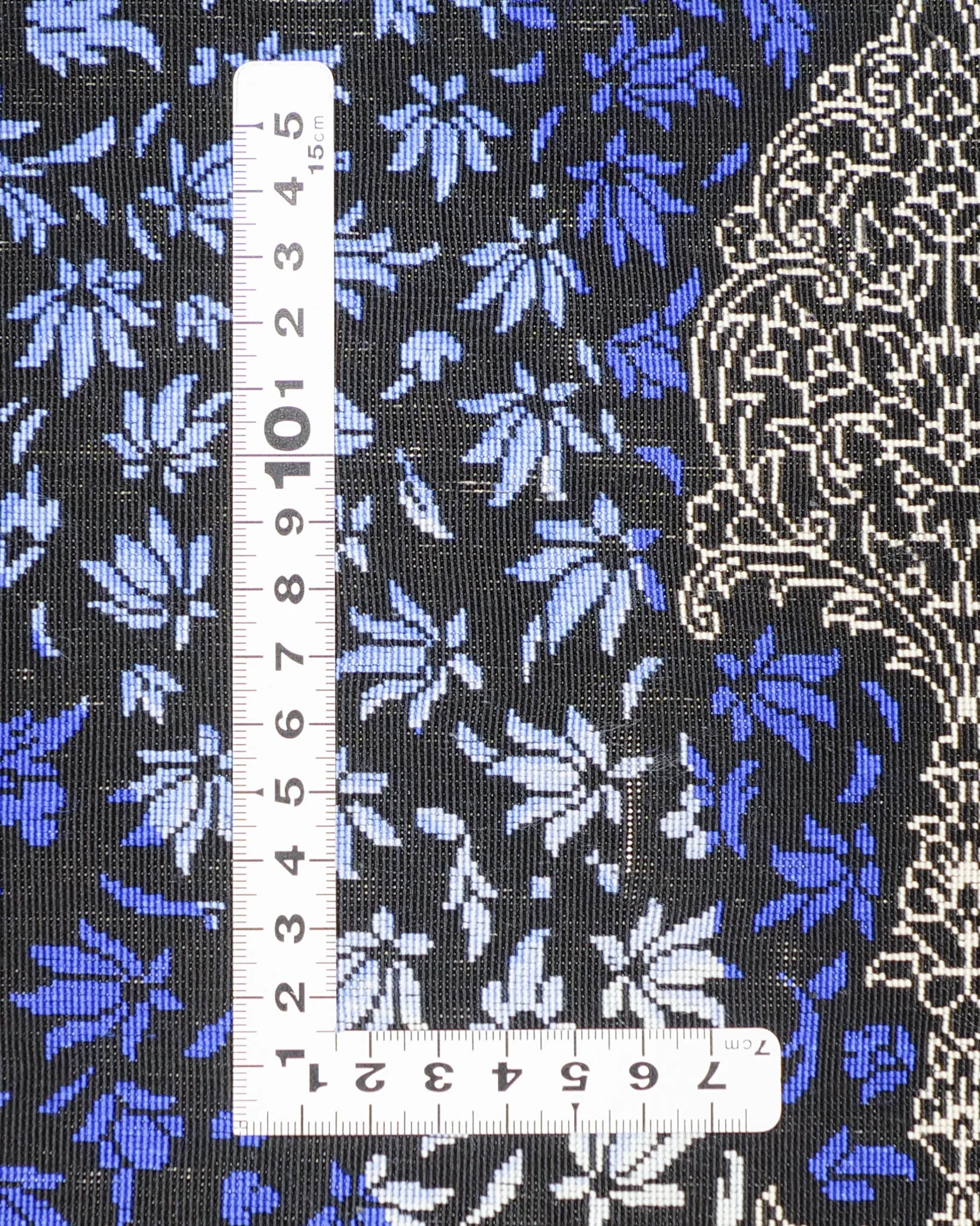 ペルシャ絨毯 クム産 カンバルザデ工房製 シルク手織りラグ(約80×120cm)青と黒のグラデーション、メダリオンとガンディール文様入り