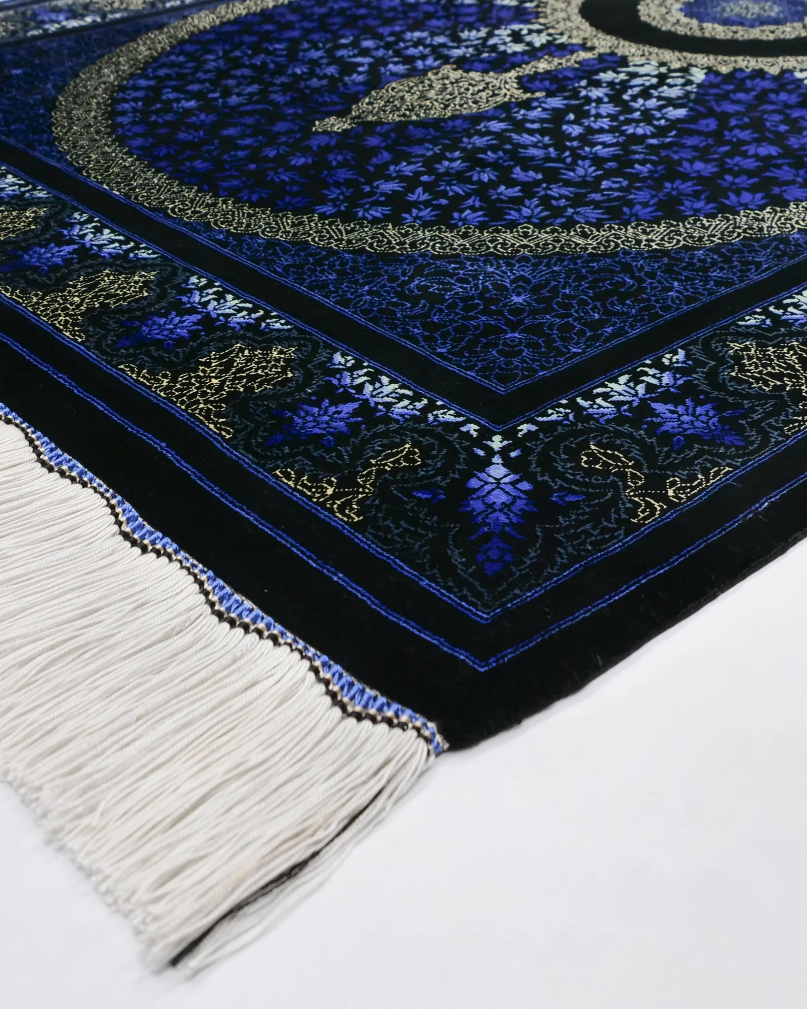 ペルシャ絨毯 クム産 カンバルザデ工房製 シルク手織りラグ(約80×120cm)青と黒のグラデーション、メダリオンとガンディール文様入り