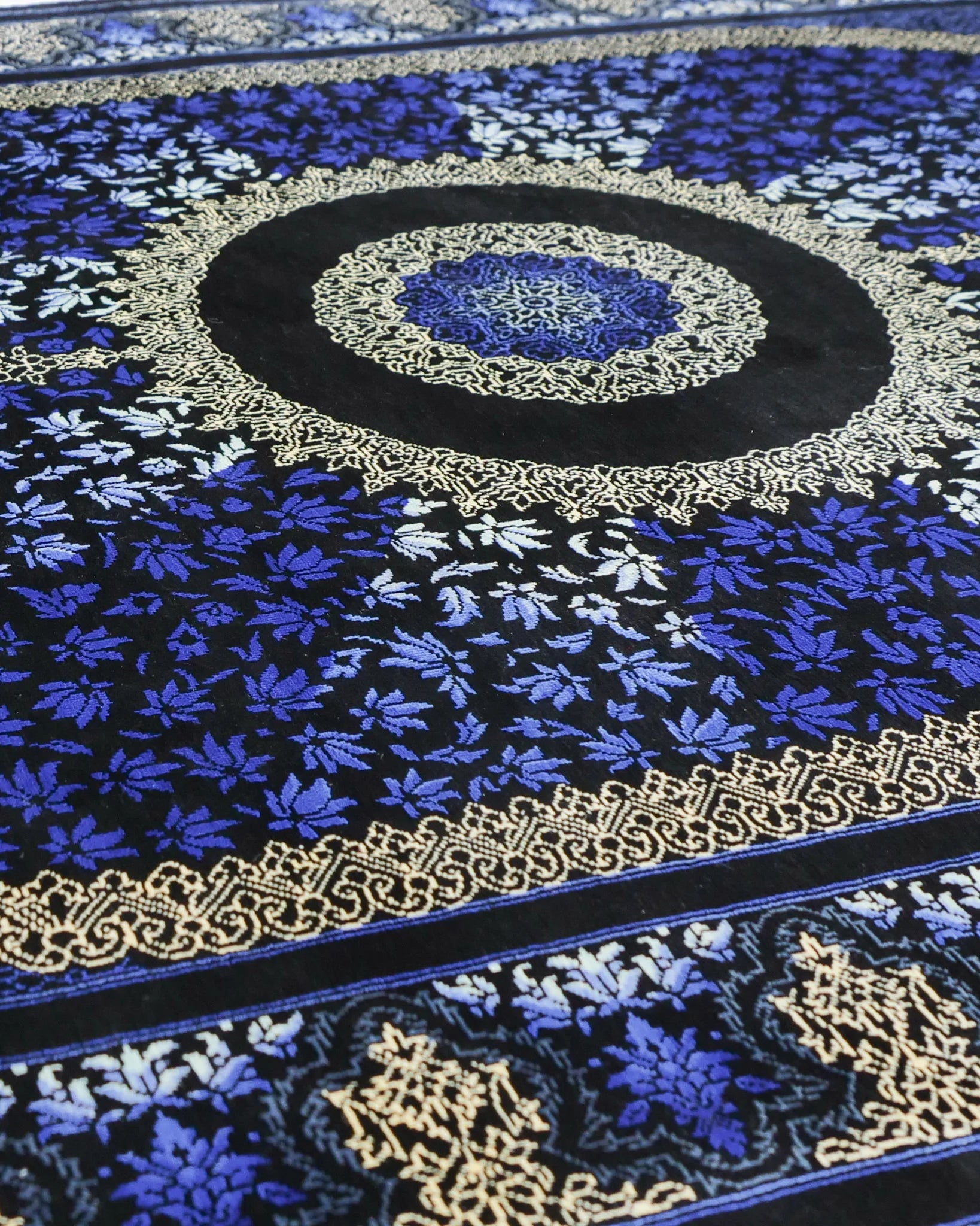 ペルシャ絨毯 クム産 カンバルザデ工房製 シルク手織りラグ(約80×120cm)青と黒のグラデーション、メダリオンとガンディール文様入り