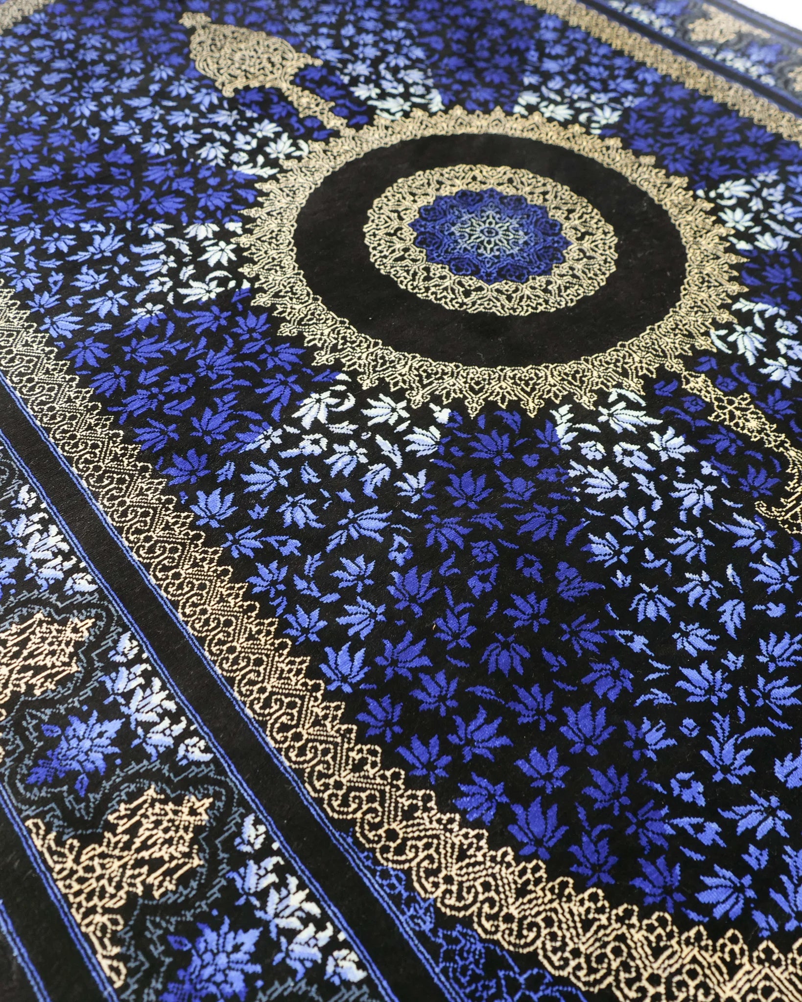 ペルシャ絨毯 クム産 カンバルザデ工房製 シルク手織りラグ(約80×120cm)青と黒のグラデーション、メダリオンとガンディール文様入り