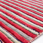 アフガニスタン産手織りウールラグ(180×270cm)、赤を基調とした立体感のあるボーダーデザイン
