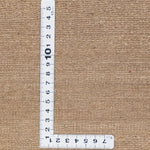 裏面に定規を当てて織り密度を測定している画像。高密度な織りで玄関マットとしても長く使える品質が伝わる。