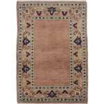 正面から撮影されたアフガニスタン絨毯の全体写真。シンプルな無地の中央と優しい縁模様が玄関マットとしても空間に調和。