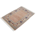 アフガニスタン絨毯を反対方向から見た斜め全体像。玄関マットにぴったりな落ち着いた色合いと上品なデザイン。