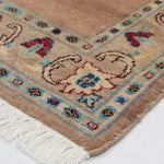 アフガニスタン絨毯のフリンジと縁の模様のアップ。玄関マットとしても映える繊細な手仕事が際立つ。