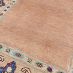 絨毯中央のベージュ地を接写。手織りならではの味わいがあり、玄関マットとしても空間になじむ柔らかなトーン。