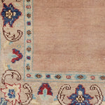 角部分のアップで、草花のモチーフがくっきり見える。玄関マットとして迎える人の目を楽しませるデザイン。