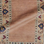 絨毯の中央が軽く持ち上がった状態で、厚みとしなやかさが感じられる。玄関マットにも最適な柔らかさ。