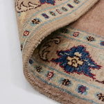 絨毯の端を折り返した接写。丈夫な織りが見え、玄関マットとしての実用性と美しさを両立。