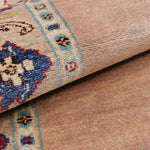 手織り絨毯の柔らかな起毛と織り目をクローズアップ。玄関マットとしても気持ちいい踏み心地。