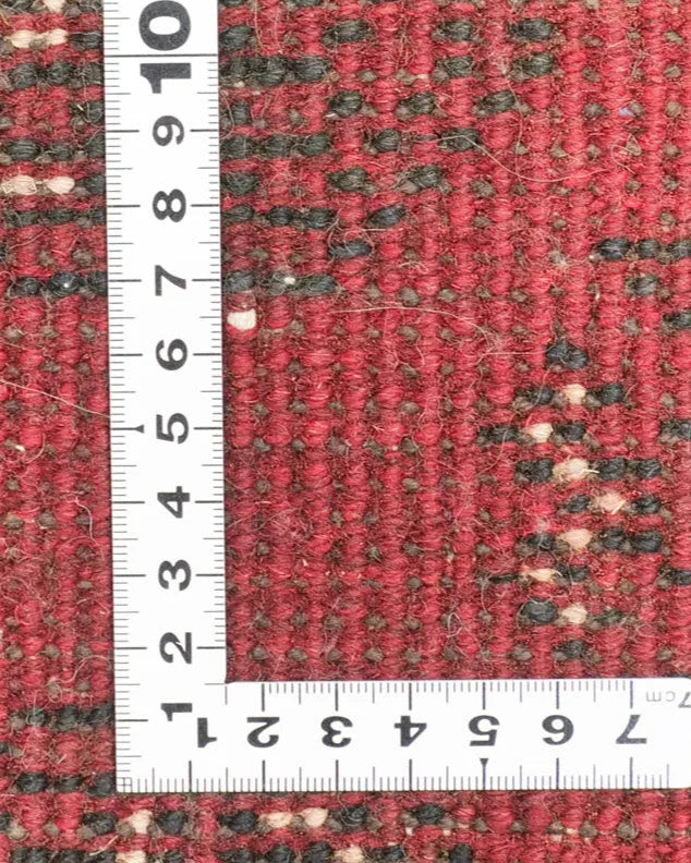 深い赤色を基調にした力強い幾何学模様が施されたアフガニスタン絨毯(51×68cm、ウール製)