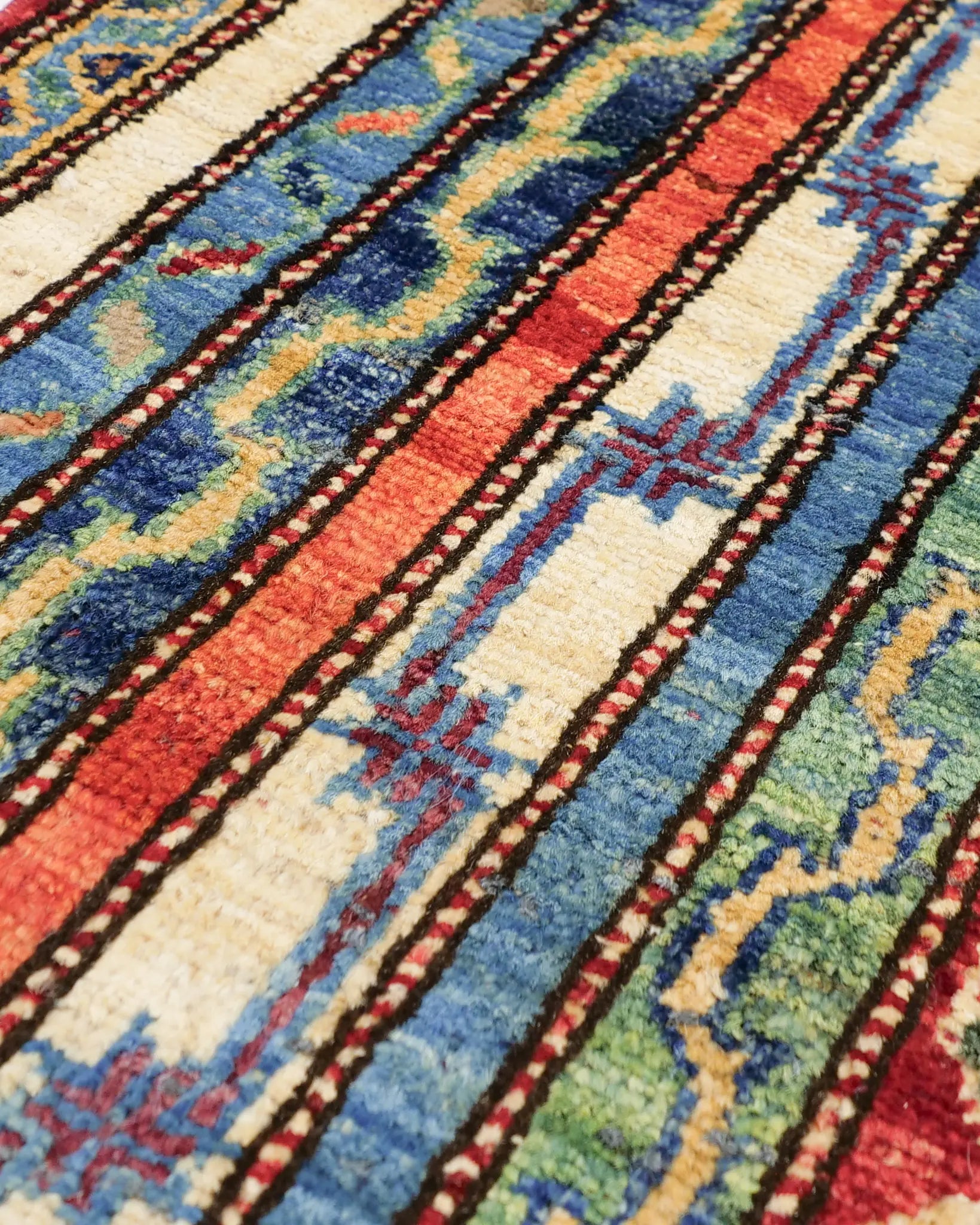 ボルドーとブルーが映えるガズニウールのラグ