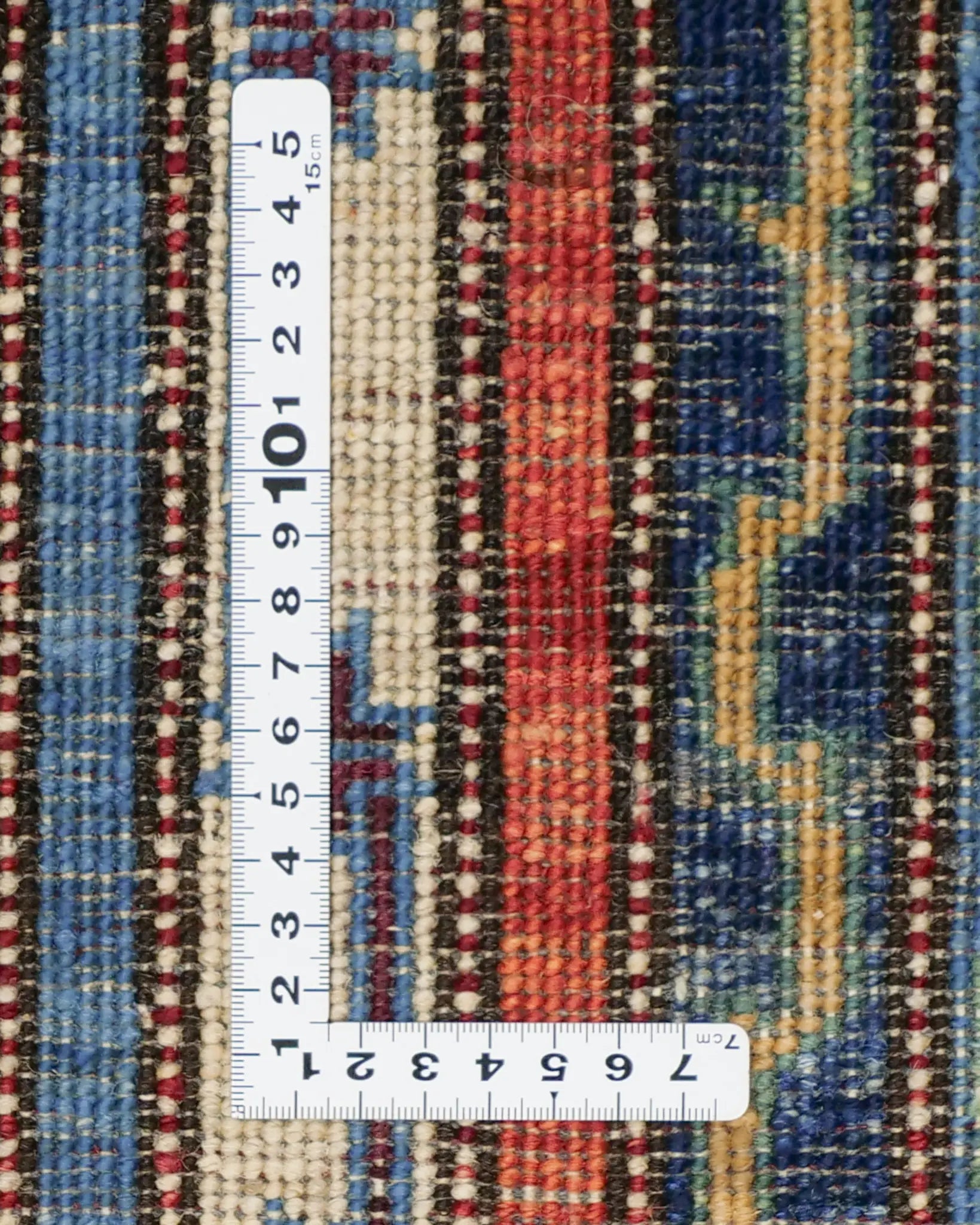 ガズニウール特有の艶と柔らかさが感じられる小さめラグ