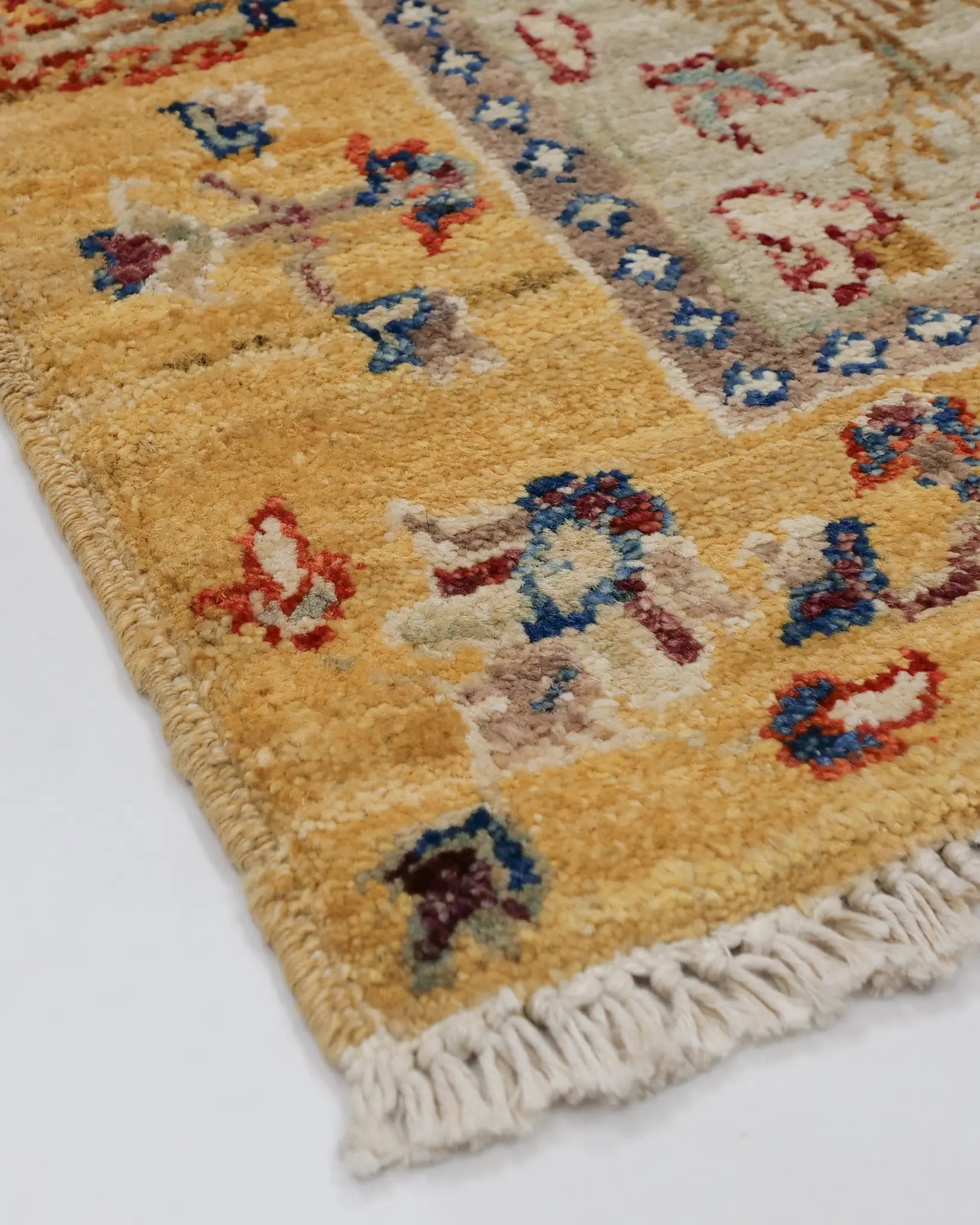 ナチュラルカラーのガズニウールラグ 手紡ぎ仕上げ