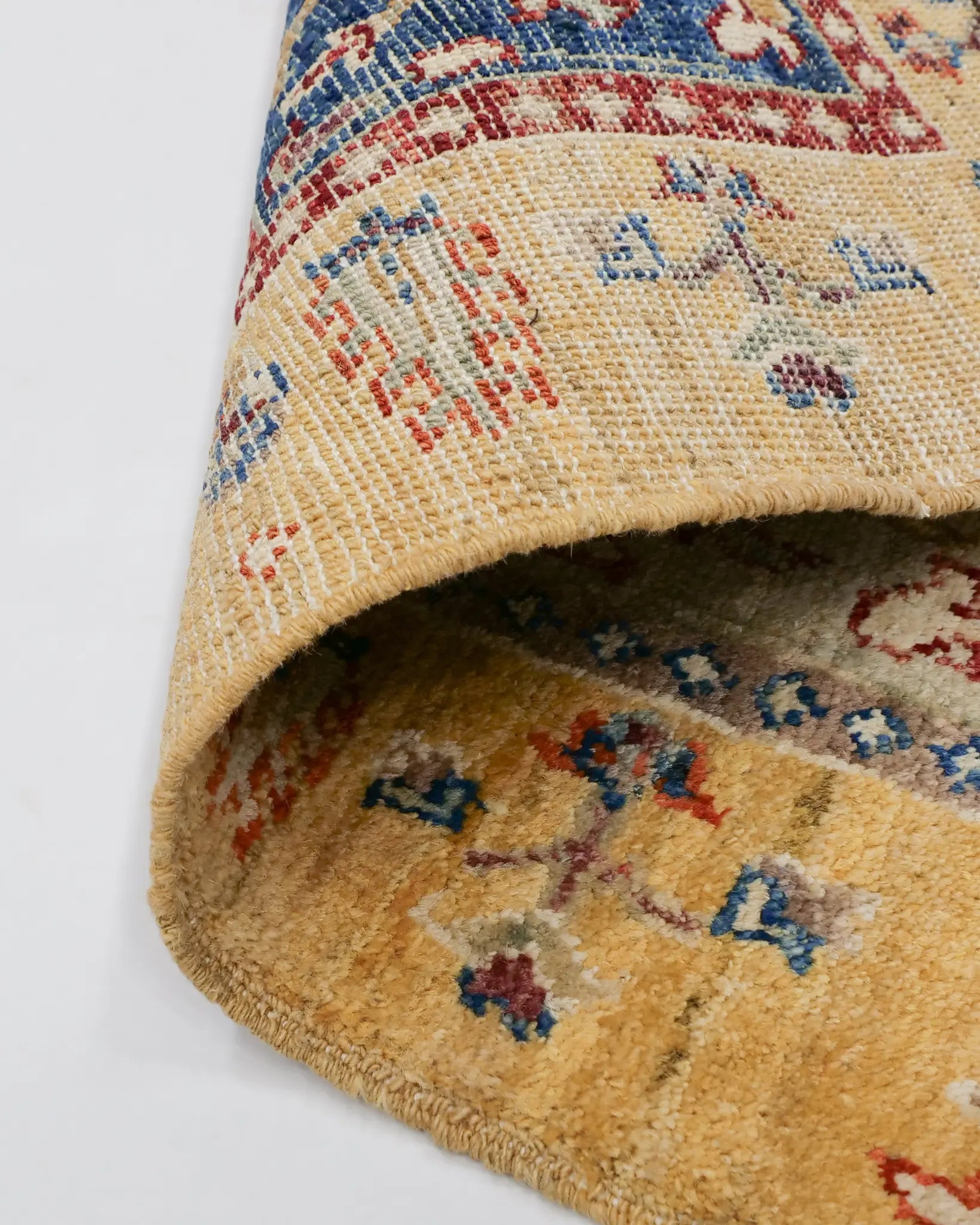 モダンインテリアにも合うアフガン手織りラグ