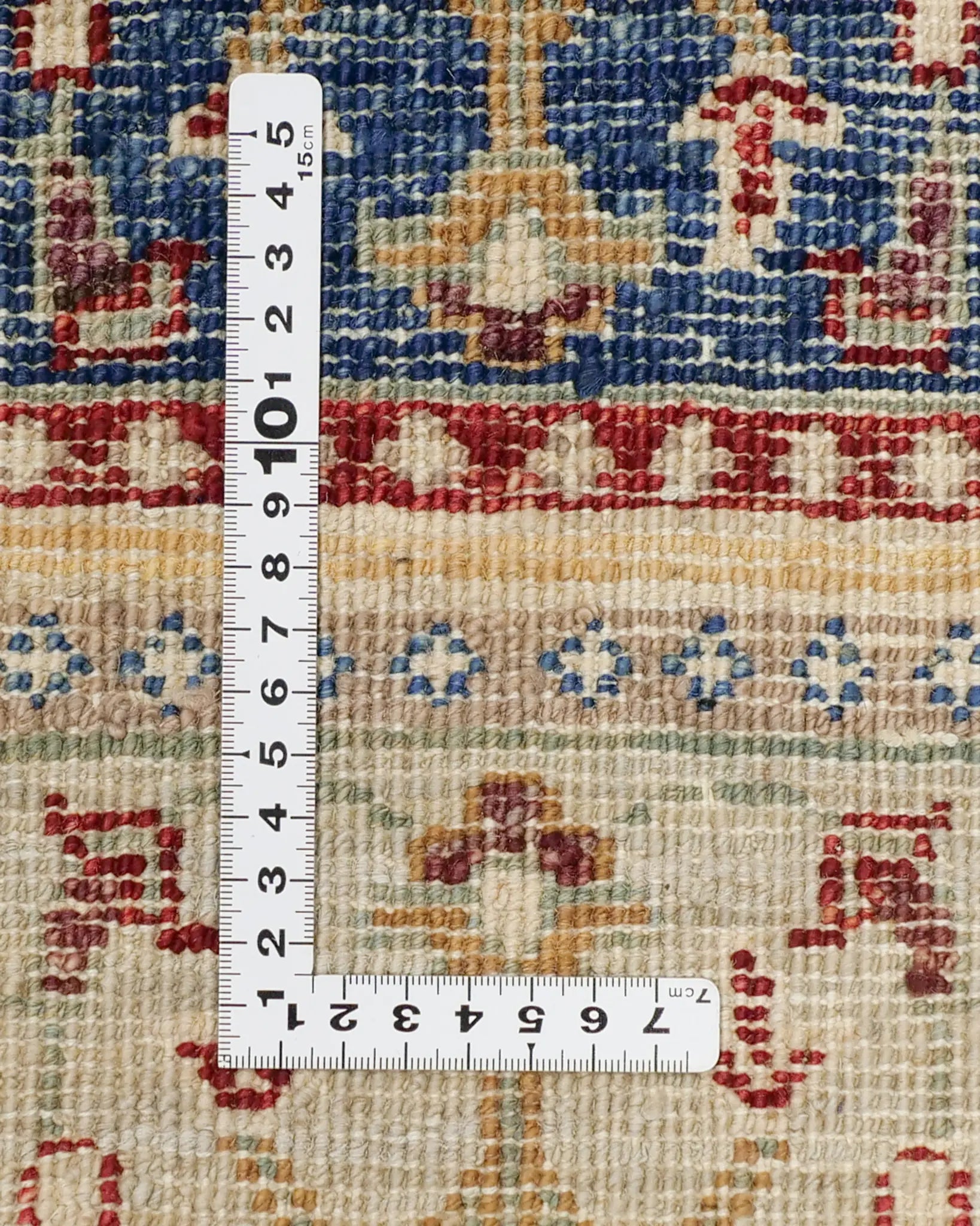 高品質ガズニウール使用 ナチュラルカラーの小さめ絨毯の織りの細かさ