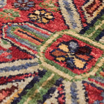 赤地にカラフルなフラワーモチーフが映える手織り絨毯