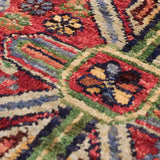 赤地にカラフルなフラワーモチーフが映える手織り絨毯