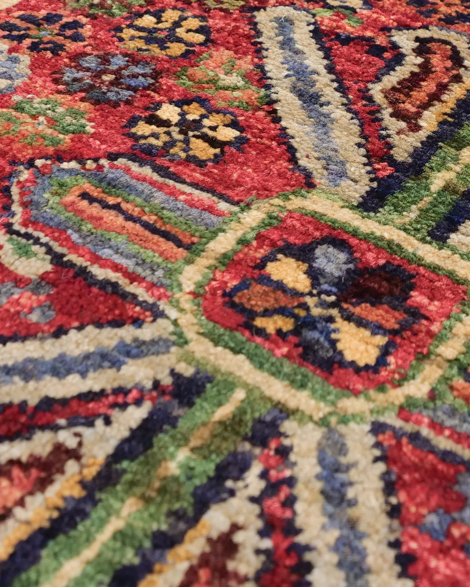 赤地にカラフルなフラワーモチーフが映える手織り絨毯