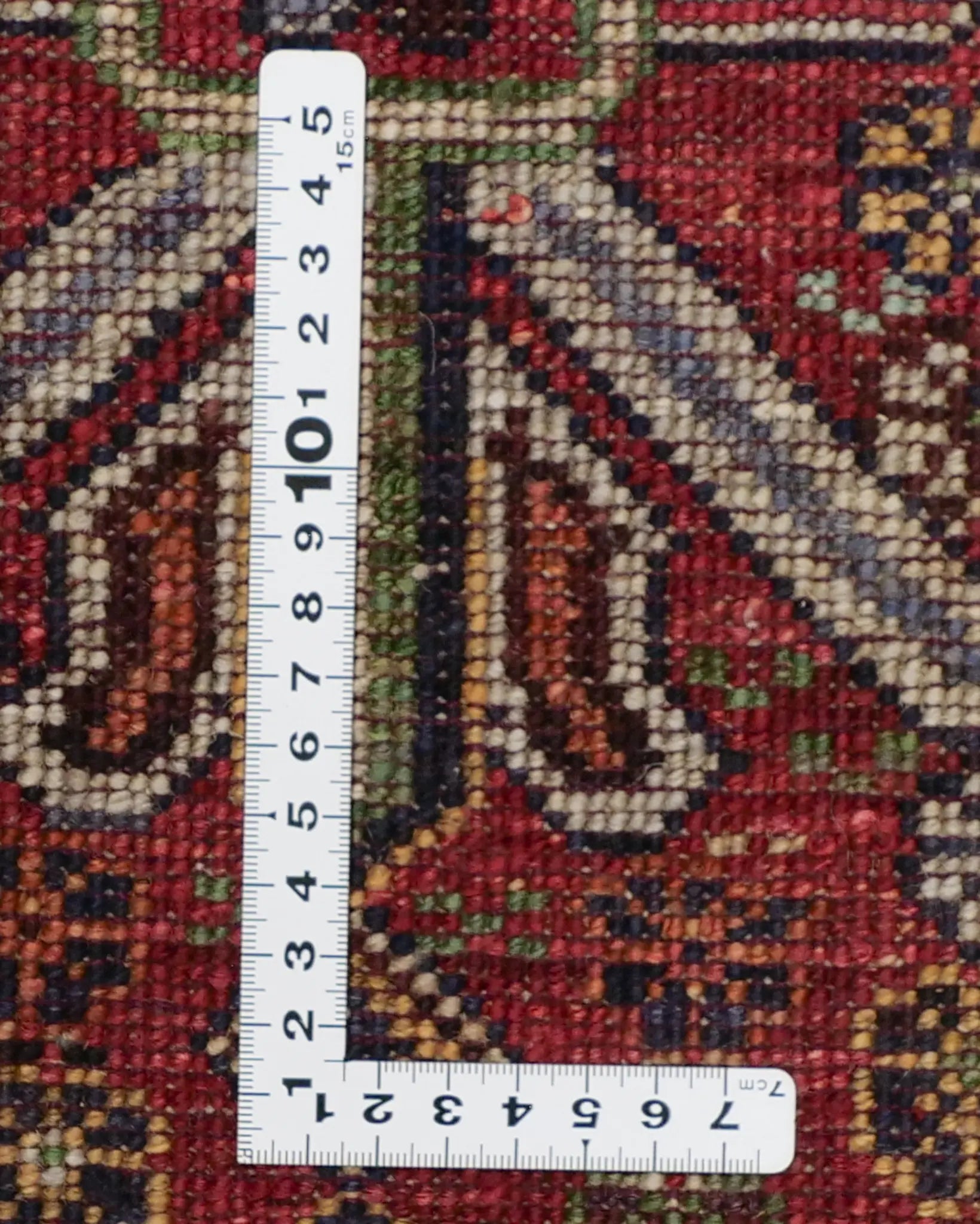 手紡ぎガズニウール使用 カラフルな花文様ラグの織り密度