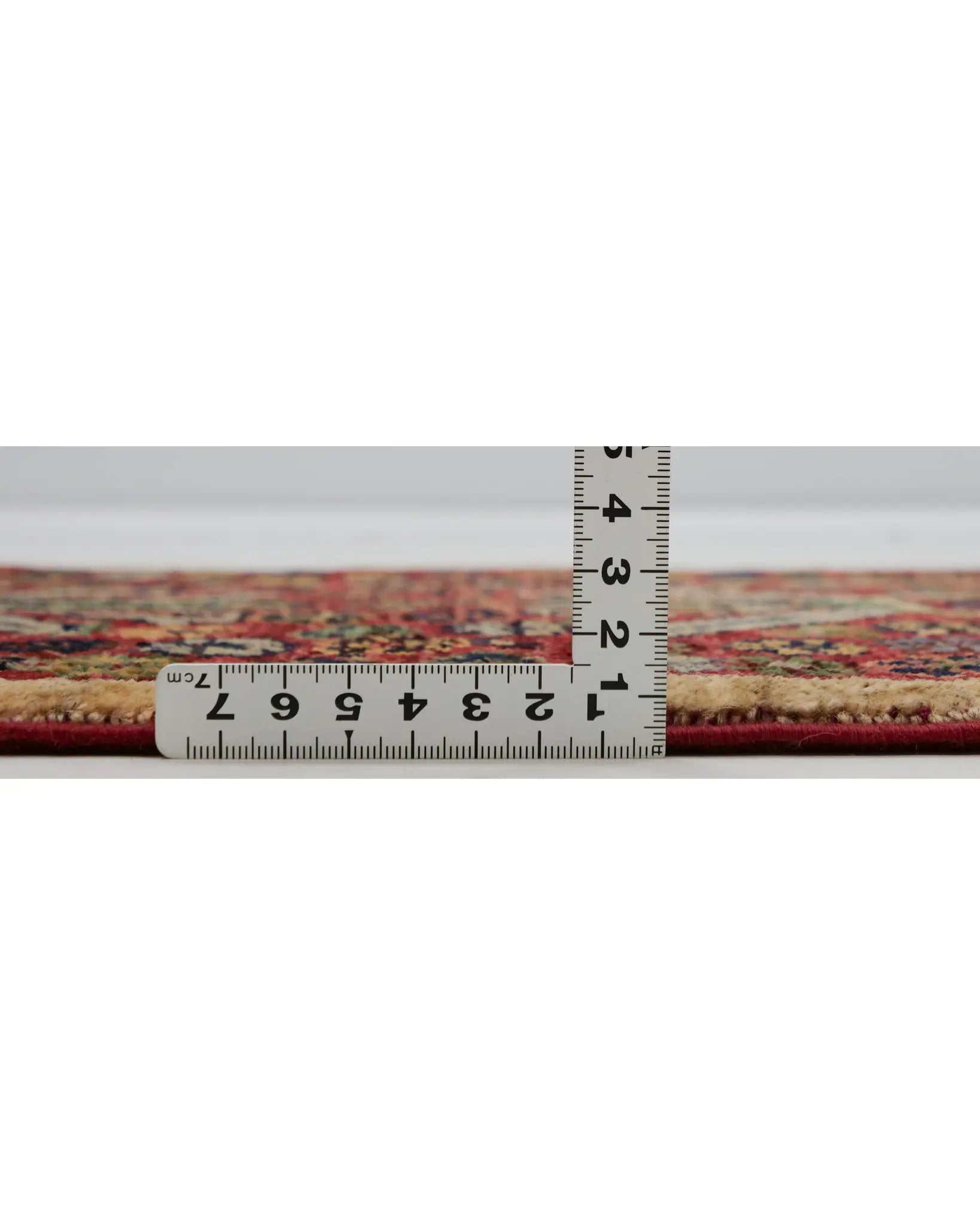 アートのような幾何学柄が特徴のアフガン手織り絨毯の厚み