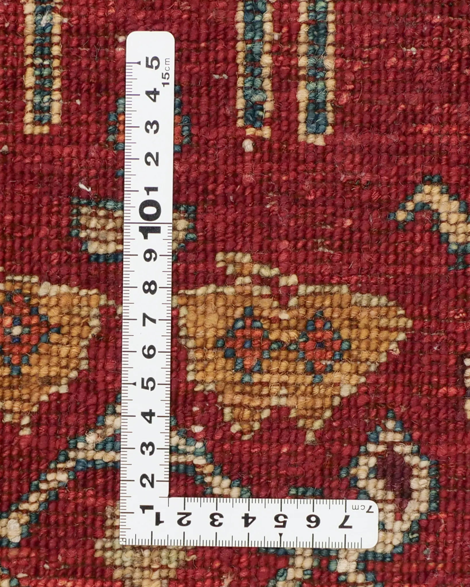 深みのある赤が印象的なガズニウールの手織りラグの織りの密度