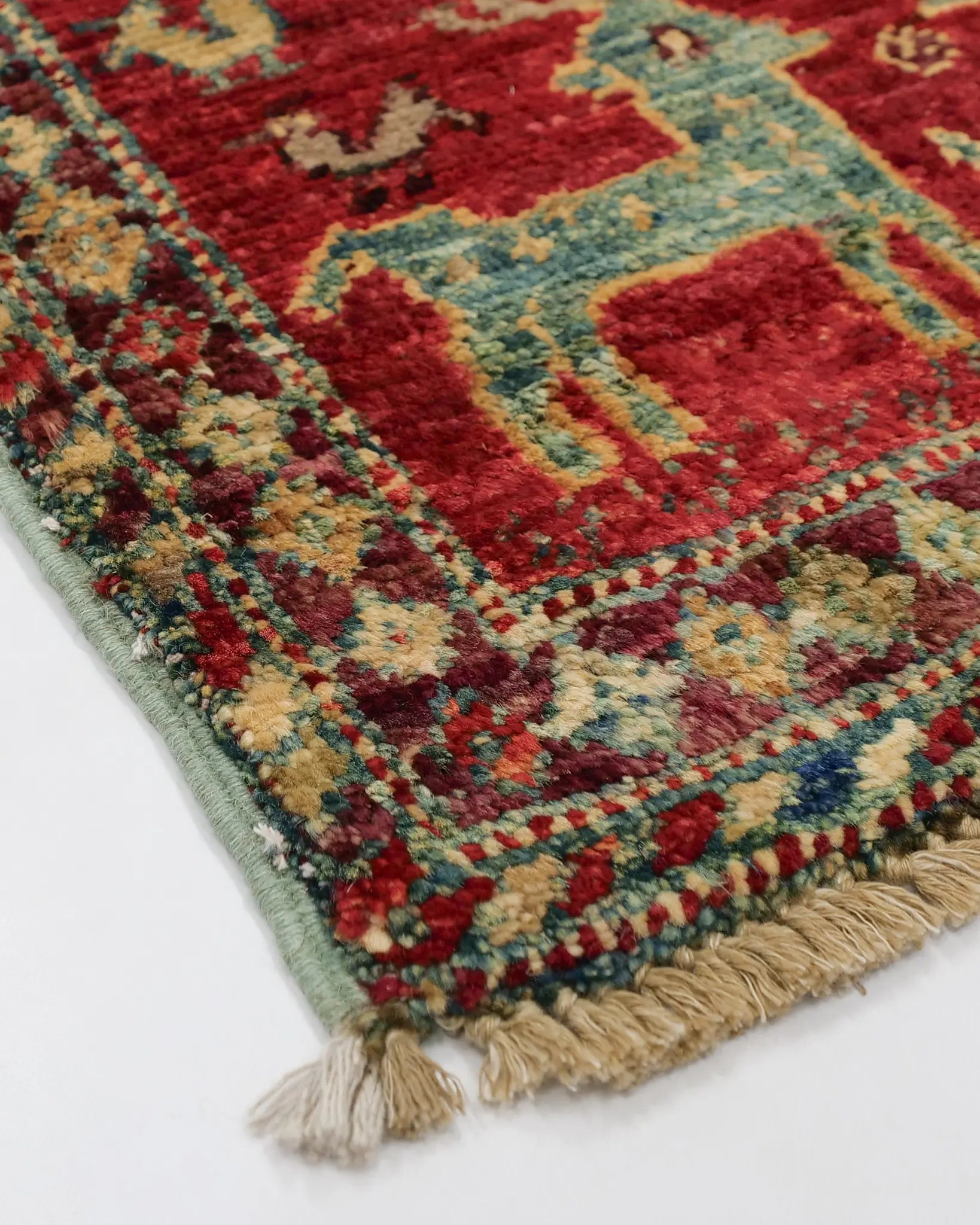 手紡ぎガズニウール使用 アートのような動物文様カーペット