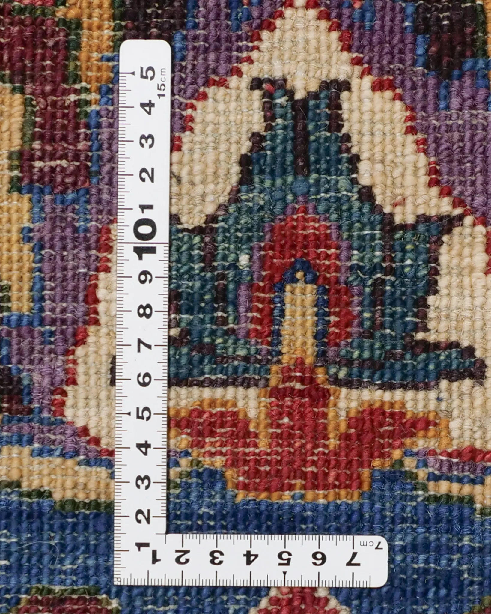 深みのあるブルーを基調としたガズニウール手織りカーペッの織り密度