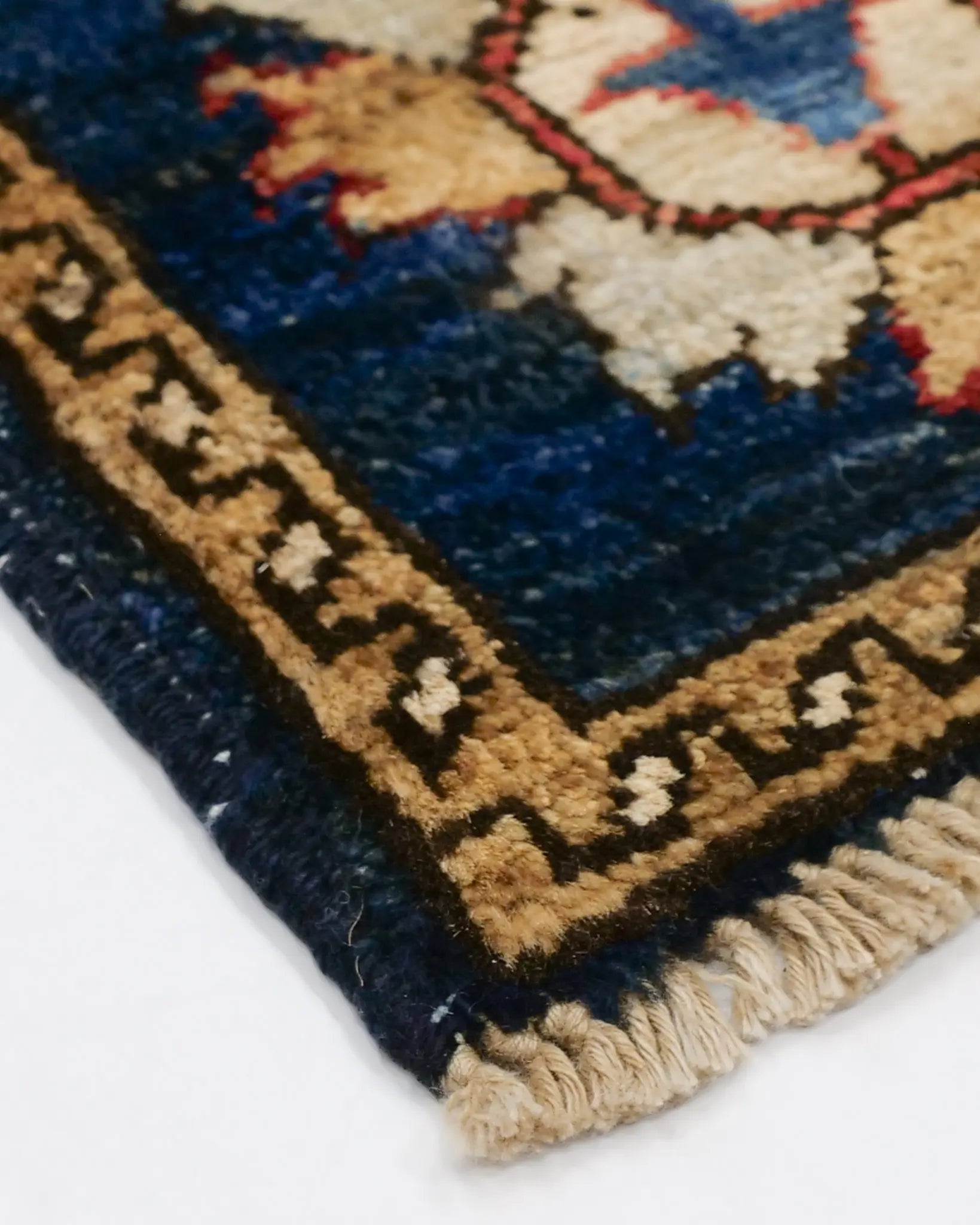 深みのある青を基調としたガズニウール手織りカーペット