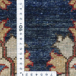 ネイビーブルーの背景に花文様が映えるアフガンラグの織りの細かさ