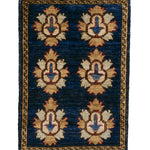 ガズニウールの手織り絨毯 ネイビーブルー地にパルメット文様