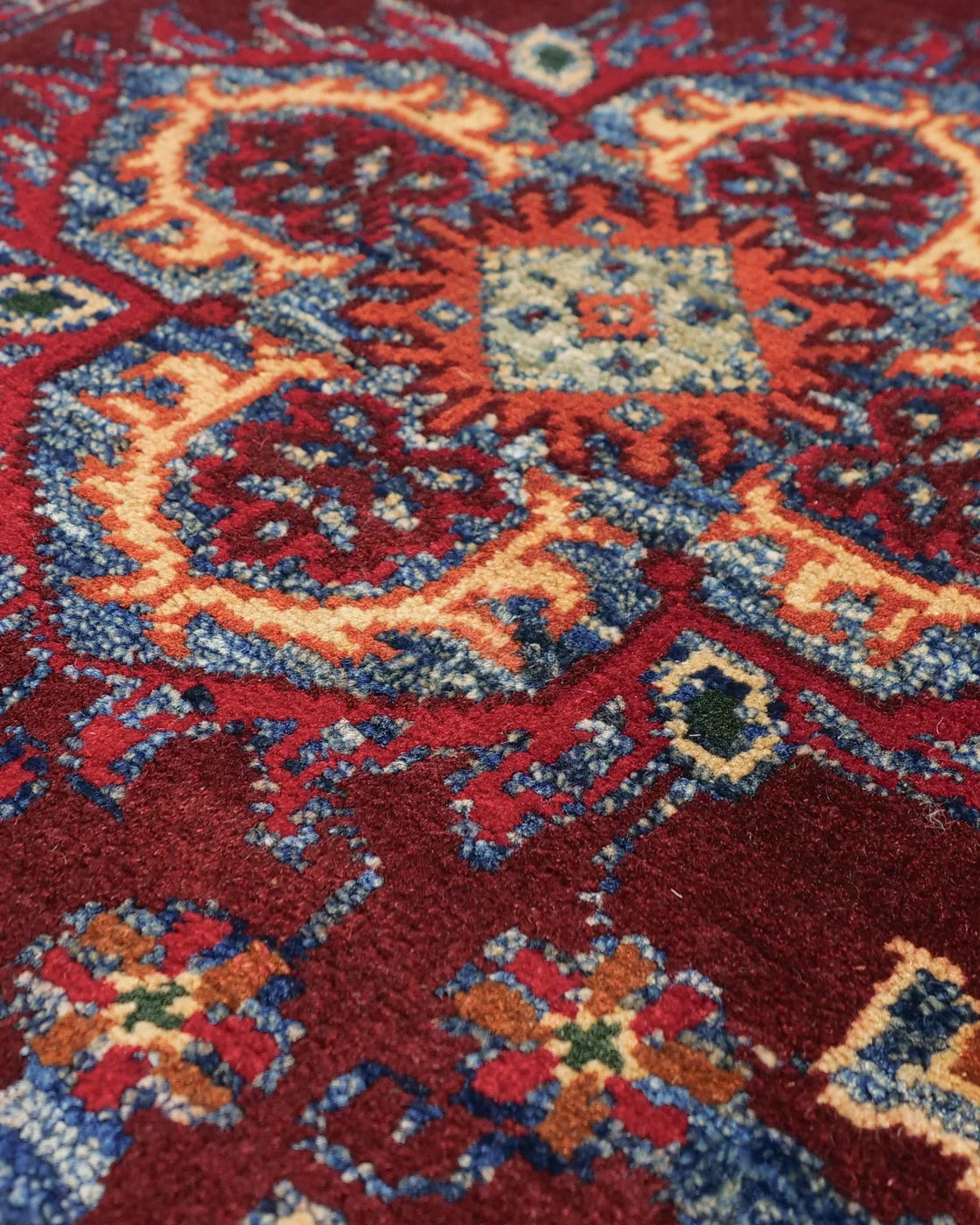 ガズニウールを使用した小さなアフガニスタン絨毯