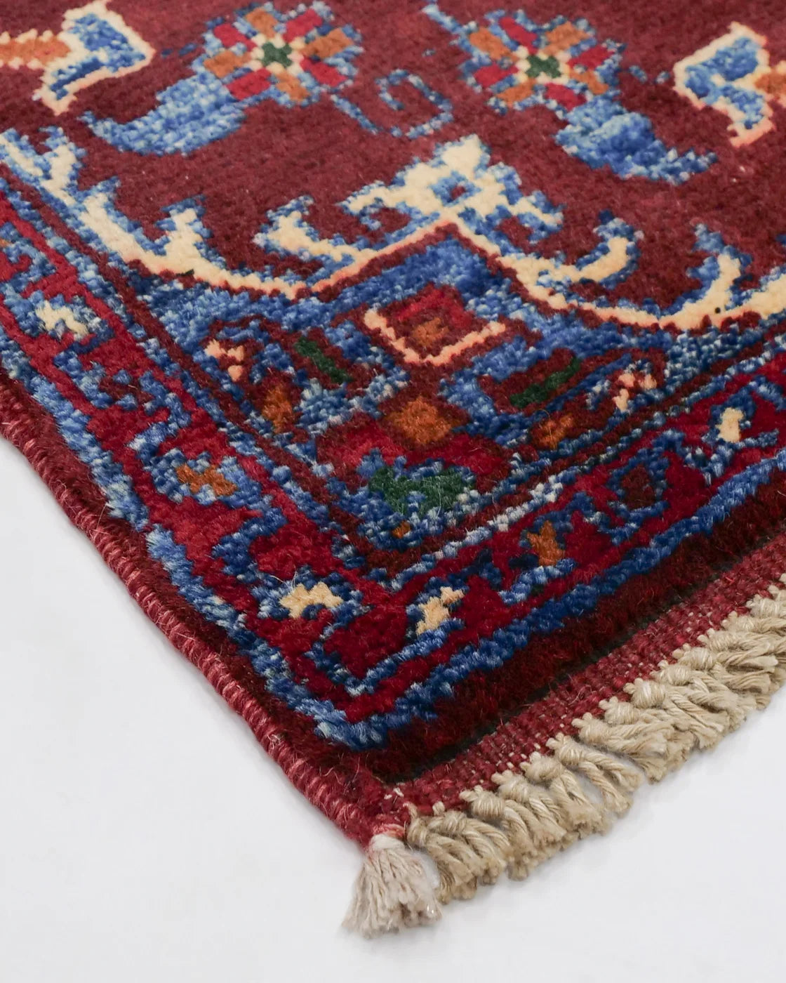 手作りの温かみを感じる赤いアフガンラグ