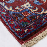 手作りの温かみを感じる赤いアフガンラグ