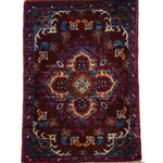 ダイヤ型のメダリオンが織り込まれたアフガニスタン絨毯