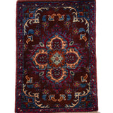 ダイヤ型のメダリオンが織り込まれたアフガニスタン絨毯