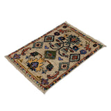 自然を象徴する花瓶モチーフが織り込まれたアフガンラグ