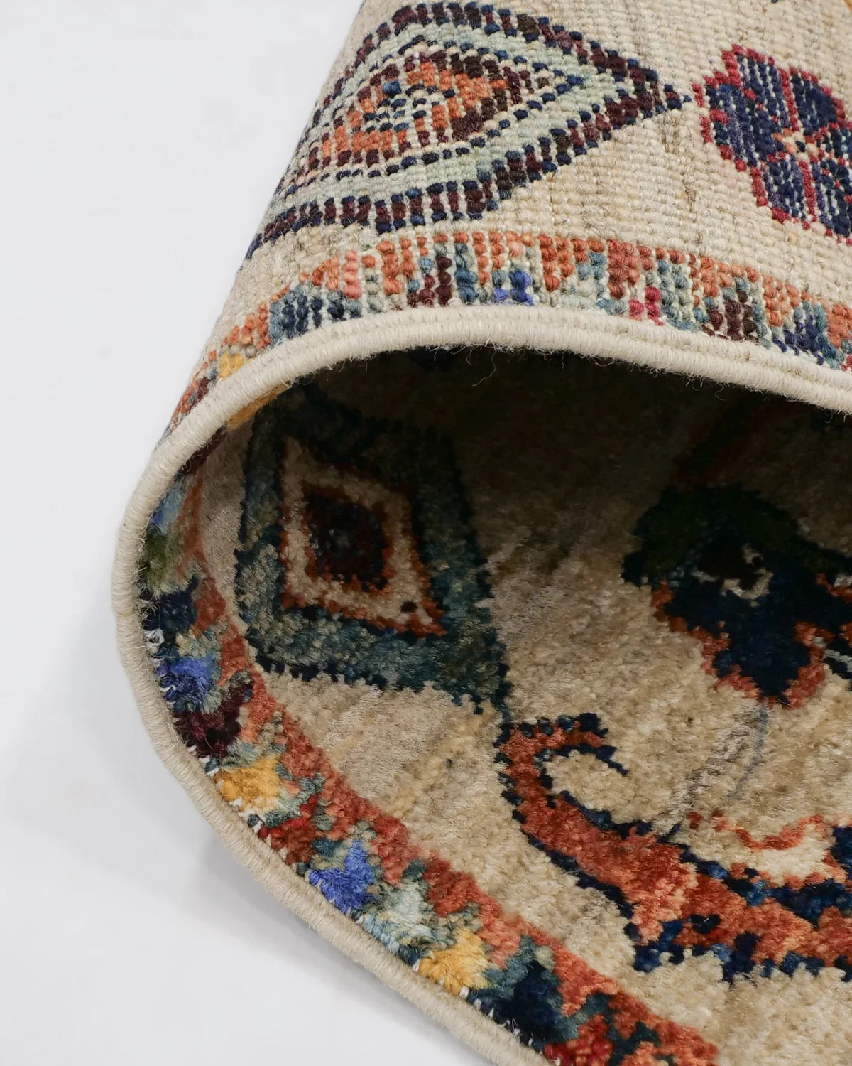 柔らかなガズニウールの艶が美しいベージュラグ