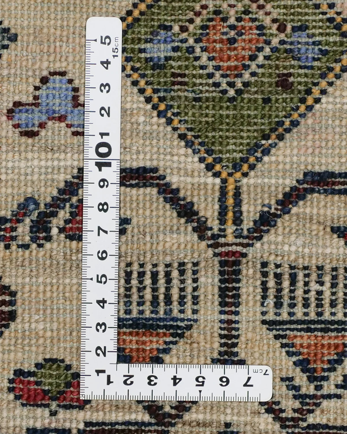 豊かさを象徴するボタニカルデザインのガズニラグの織り密度